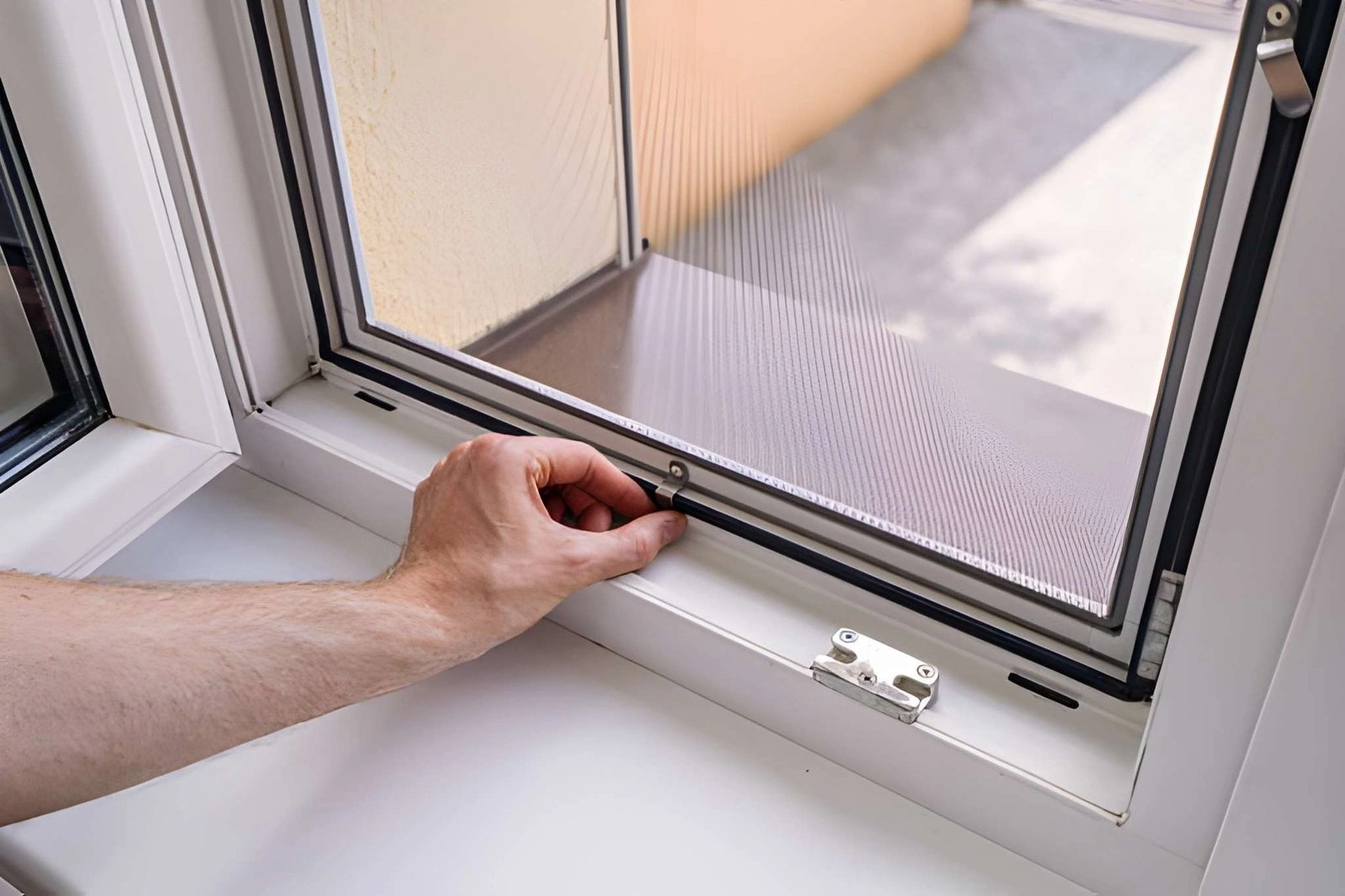 Pevná sieťka proti hmyzu na okne